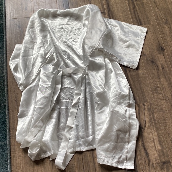 Bride robe with free bride and groom sign - Picture 4 of 5